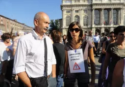 La presidente del cda del Consorzio valli Grana e Maira, la buschese Alessandra Boccardo, durante una manifestazione a difesa del settore socio-assistenziale. Alla sua destra il consigliere comunale Ezio Donadio